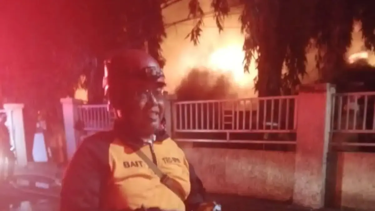 Personel pemadam kebakaran saat membantu evakuasi Pasar Taman Puring yang terbakar pada Senin (28/7/2025) mala