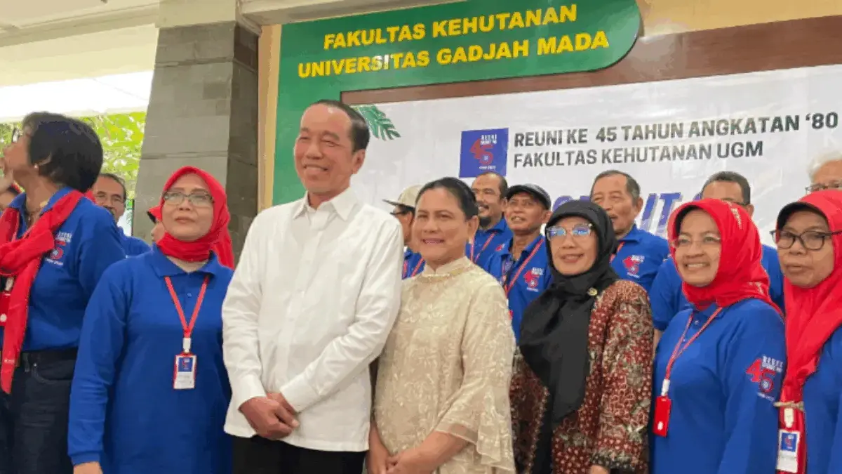 Presiden ke-7 RI Joko Widodo dan Ibu Iriana saat menghadiri Reuni ke-45 Tahun Angkatan 80 Fakultas Kehutanan U