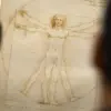 Orang-orang melihat "Manusia Vitruvian" sebuah gambar karya Leonardo da Vinci, pada tanggal 2 Agustus 2013 di