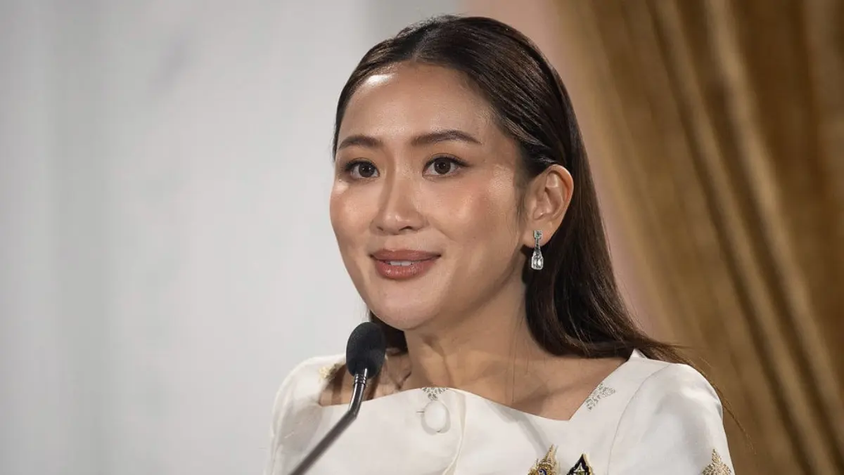 Perdana Menteri Thailand Paetongtarn Shinawatra menghadiri konferensi pers di markas besar partai Pheu Thai se