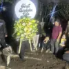 Sejumlah warga dan anggota Polri menghadiri pemakaman Bripka Cecep Saepul Bahri yang gugur saat bertugas penga