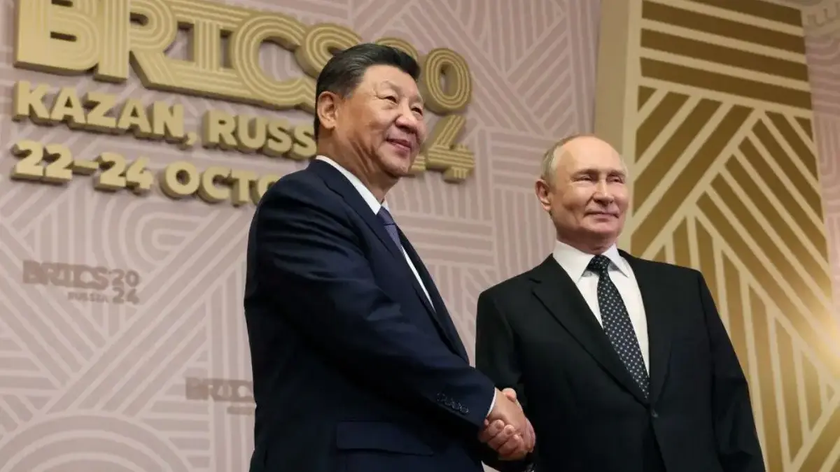 Presiden Rusia Vladimir Putin dan Presiden China Xi Jinping berjabat tangan di sela-sela pertemua puncak BRICS