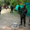 Tentara Kamboja dan Thailand berjaga di area perbatasan yang disengketakan (dok. AFP/TANG CHHIN SOTHY)