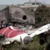 Tim penyelidik terlihat bekerja di lokasi kecelakaan pesawat Air India pada Sabtu (14/6/2025), menyusul inside