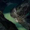 Sungai Yarlung Zangbo mengalir sepanjang 1.125 kilometer (699 mil) di sepanjang Daerah Otonomi Tibet, Tiongkok
