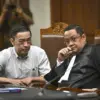Terdakwa kasus dugaan korupsi impor gula, Thomas Trikasih Lembong atau Tom Lembong (tengah) memasuki ruangan u