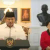 Presiden Prabowo Subianto didampingi Ketua Umum PDIP Megawati Soekarnoputri memberikan keterangan pers di Ista