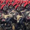 Sejumlah prajurit Komando Pasukan Khusus (Kopassus) melakukan defile usai Upacara Gelar Pasukan di Lapangan Ud