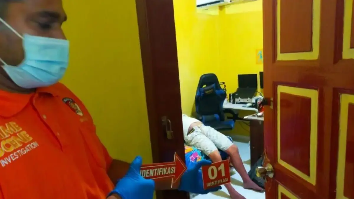 Tim INAFIS Polres Simalungun melakukan olah tempat kejadian perkara kasus kematian seorang remaja di rumahnya,