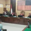Hakim Ketua Dedi Kuswara membacakan putusan pada Persidangan dengan terdakwa Indra Septiarman dalam kasus duga