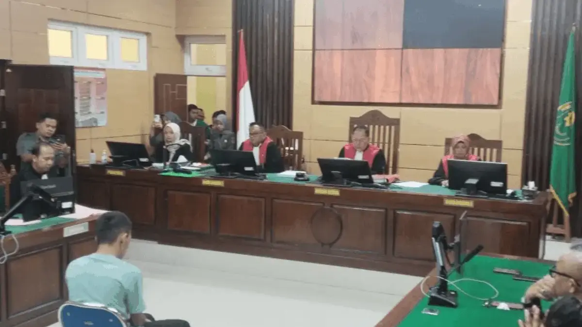 Hakim Ketua Dedi Kuswara membacakan putusan pada Persidangan dengan terdakwa Indra Septiarman dalam kasus duga