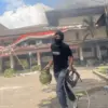 Pendemo saat melakukan aksi pengrusakan di Gedung DPRD Kabupaten Cirebon, Jawa Barat, Sabtu (30/8/2025). (Foto