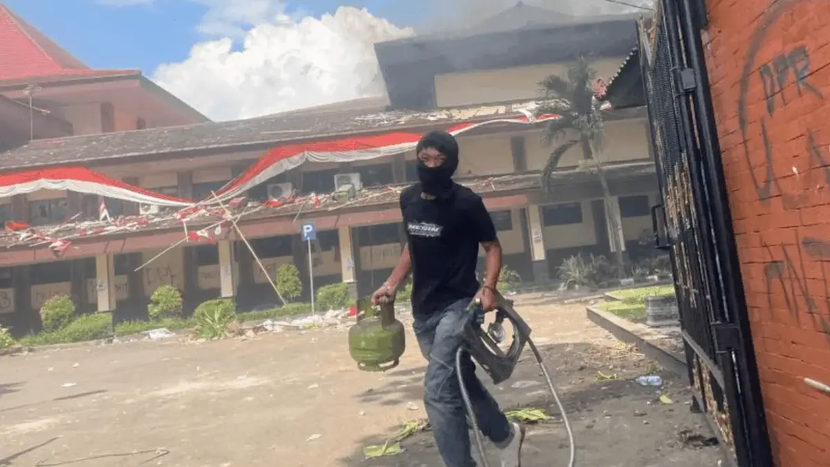 Pendemo saat melakukan aksi pengrusakan di Gedung DPRD Kabupaten Cirebon, Jawa Barat, Sabtu (30/8/2025). (Foto