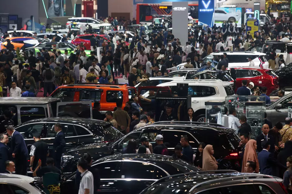 Pengunjung memadati ruang pamer mobil di ajang pameran Gaikindo Indonesia International Auto Show (GIIAS) 2025