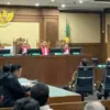 Presiden Direktur PT Petro Energy Newin Nugroho, Direktur PT Petro Energy Susi Mira Dewi Sugiarta, dan Komisar