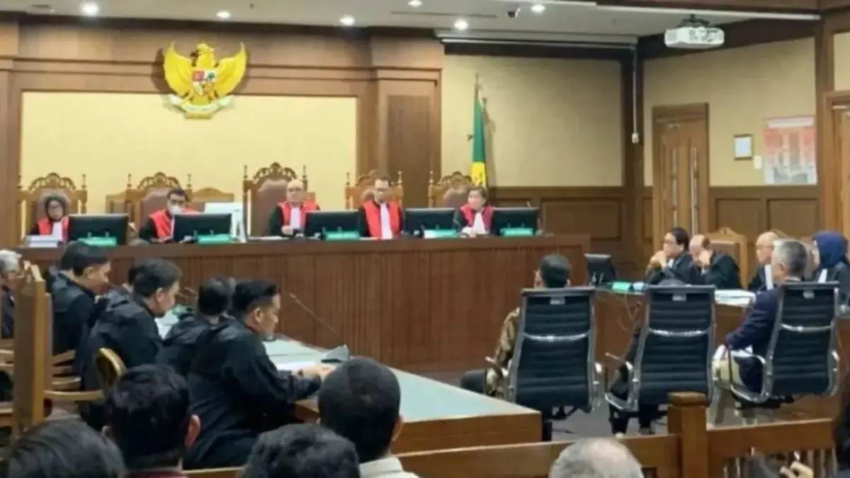 Presiden Direktur PT Petro Energy Newin Nugroho, Direktur PT Petro Energy Susi Mira Dewi Sugiarta, dan Komisar