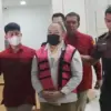 Iwan Kurniawan Luminto (IKL) digiring petugas menuju mobil tahanan di Gedung Jampidsus Kejaksaan Agung,