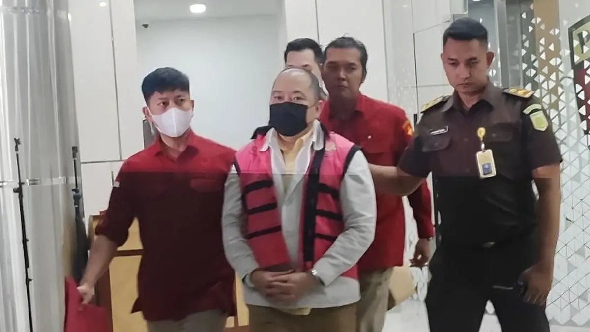 Iwan Kurniawan Luminto (IKL) digiring petugas menuju mobil tahanan di Gedung Jampidsus Kejaksaan Agung,