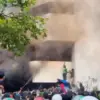 Sebuah gedung berlantai 5 dibakar massa di dekat Markas Brimob Polda Metro Jaya di Kwitang, Jakarta Pusat, Jum