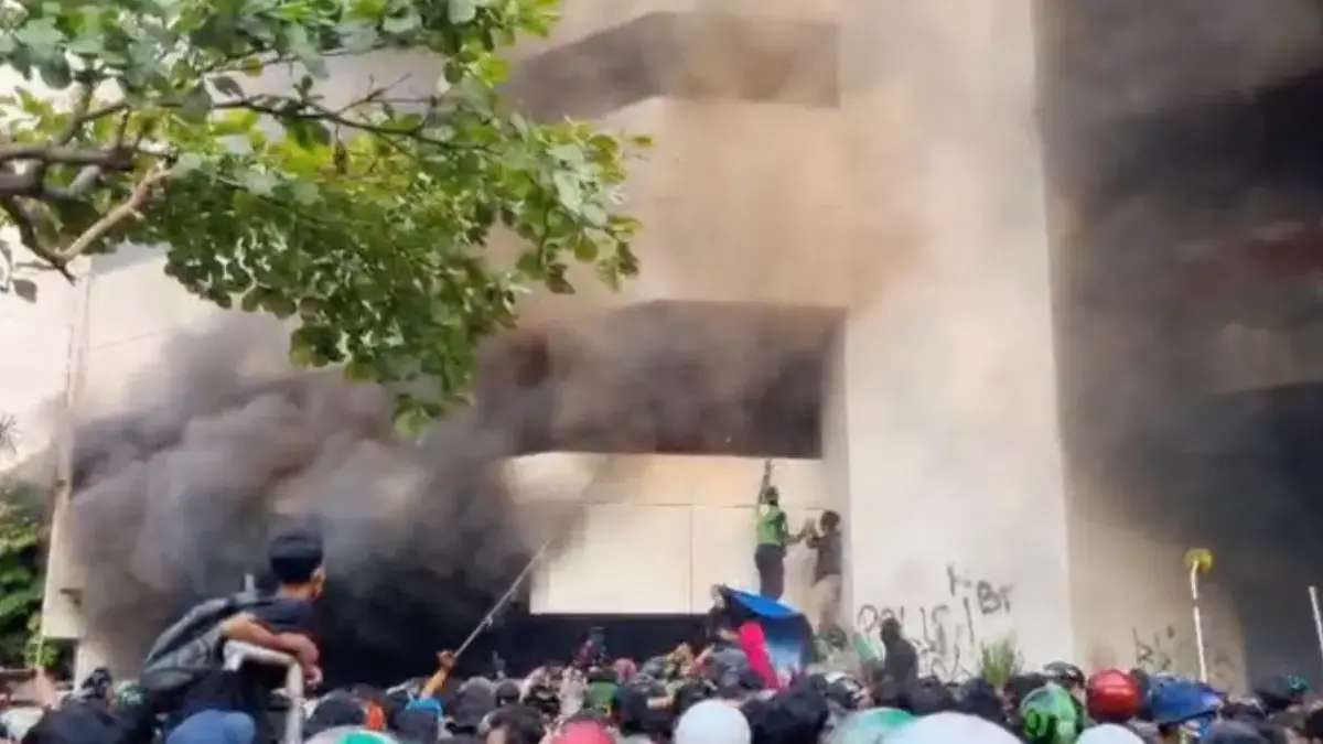 Sebuah gedung berlantai 5 dibakar massa di dekat Markas Brimob Polda Metro Jaya di Kwitang, Jakarta Pusat, Jum