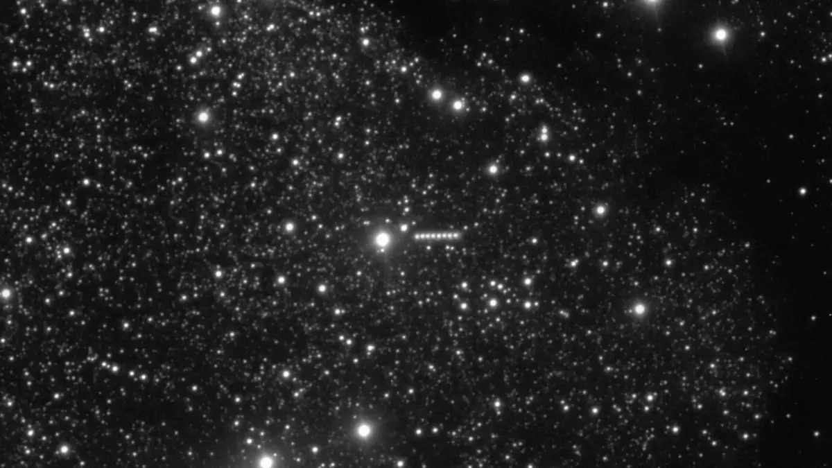 Teleskop Sangat Besar (VLT) ESO telah memperoleh gambar baru dari jalur, yang ditunjukkan sebagai garis putus-