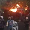 Massa berkumpul di depan Wisma MPR di Bandung yang terbakar. (Foto: RMOLJabar/Bagus Ismail)