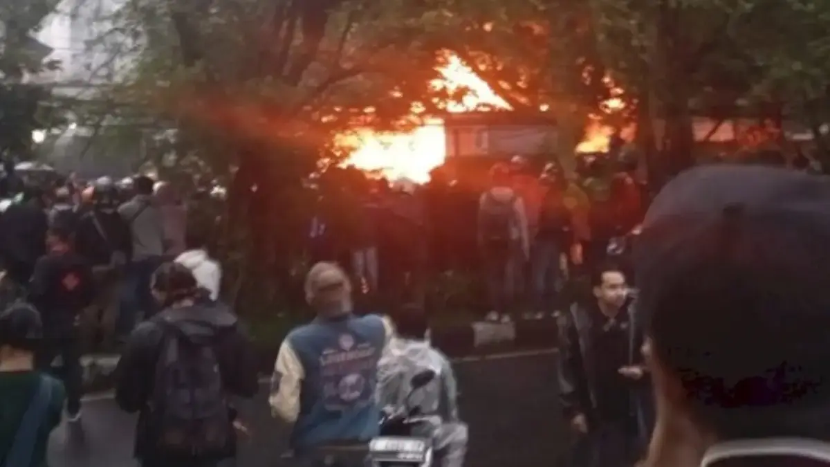 Massa berkumpul di depan Wisma MPR di Bandung yang terbakar. (Foto: RMOLJabar/Bagus Ismail)