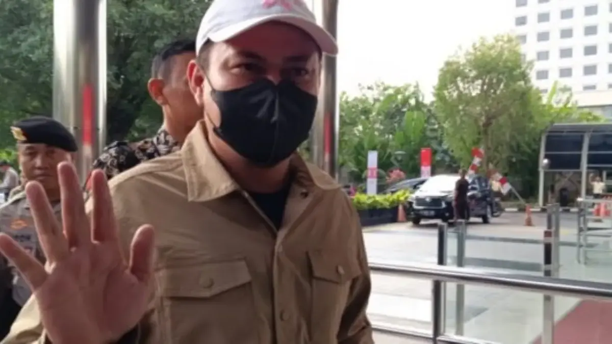 Bupati Kolaka Timur Abdul Azis tiba di KPK