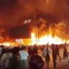 Masyarakat menyaksikan saat detik-detik Kantor DPRD Kota Makassar ludes terbakar di Jalan Andi Pangeran Pettar
