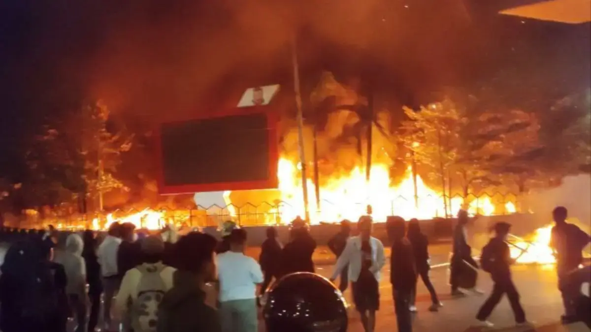 Masyarakat menyaksikan saat detik-detik Kantor DPRD Kota Makassar ludes terbakar di Jalan Andi Pangeran Pettar