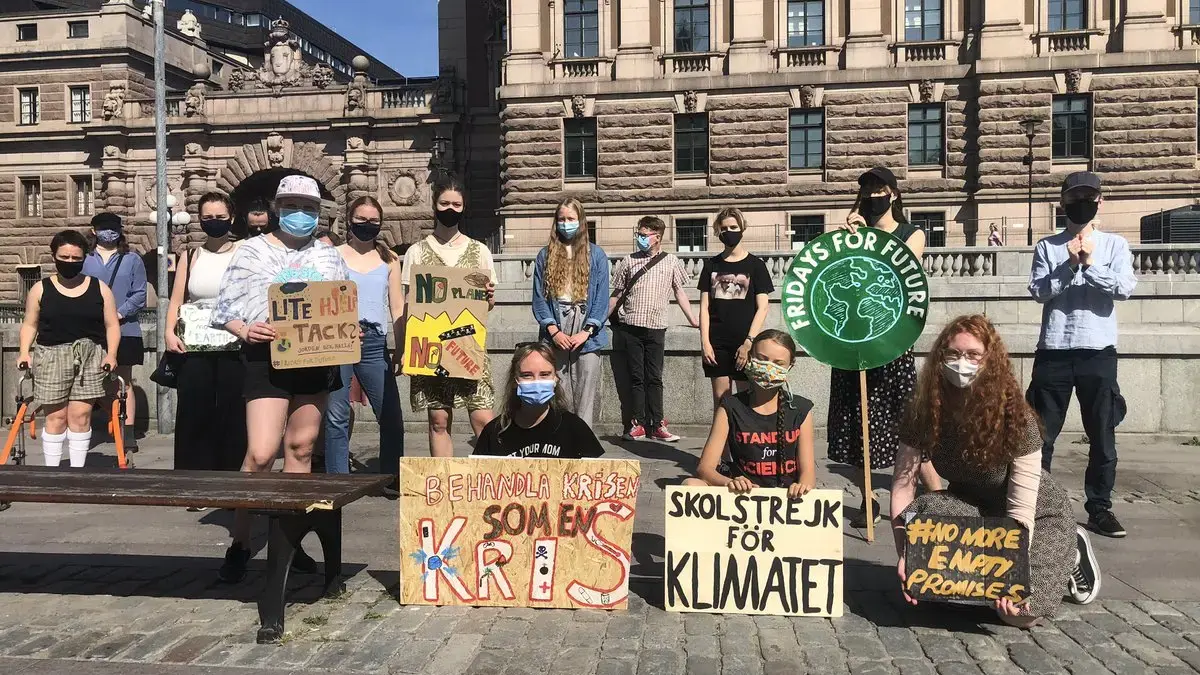 Aktivis Greta Thunberg dan aktivis lainnya berunjuk rasa soal perubahan iklim di depan Gedung Parlemen, Stockh