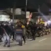 Petugas berjaga di sekitaran Mapolres Bekasi (Foto:X/@txtdrbekasi)