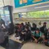 Pengunjuk rasa melakukan aksi 28 Agustus 2025 di kawasan Senayan, Jakarta, Kamis (28/8/2025).