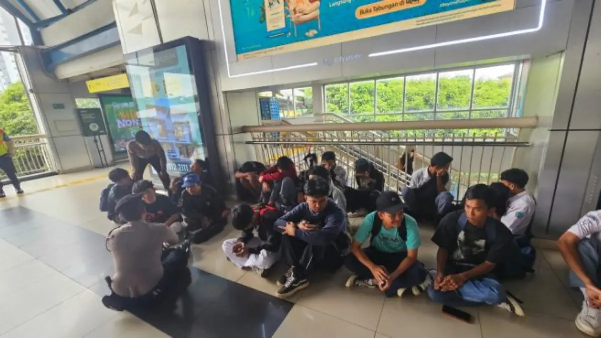 Pengunjuk rasa melakukan aksi 28 Agustus 2025 di kawasan Senayan, Jakarta, Kamis (28/8/2025).