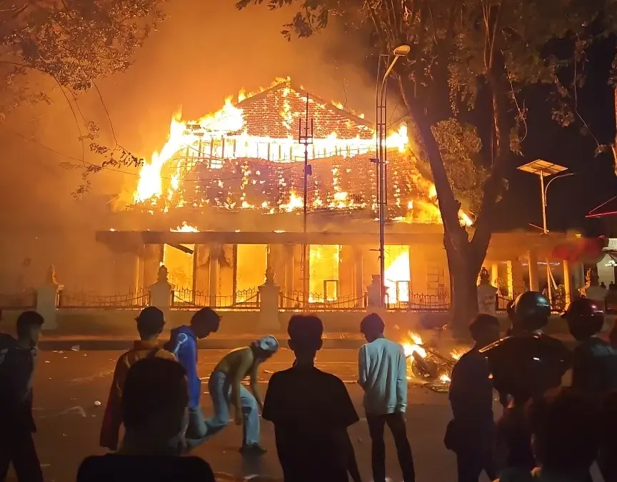 Gedung Negara Grahadi, yang merupakan salah satu ikon Kota Surabaya, dilaporkan dibakar oleh massa.