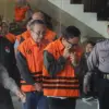 Wakil Menteri Ketenagakerjaan (Wamenaker) Immanuel Ebenezer bersama tersangka lainnya saat dihadirkan sebagai