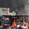 Sejumlah warga Kwitang masih mendatangi lokasi kericuhan di Mako Brimob Kwitang, Jakarta Pusat, Jumat (29/8/20
