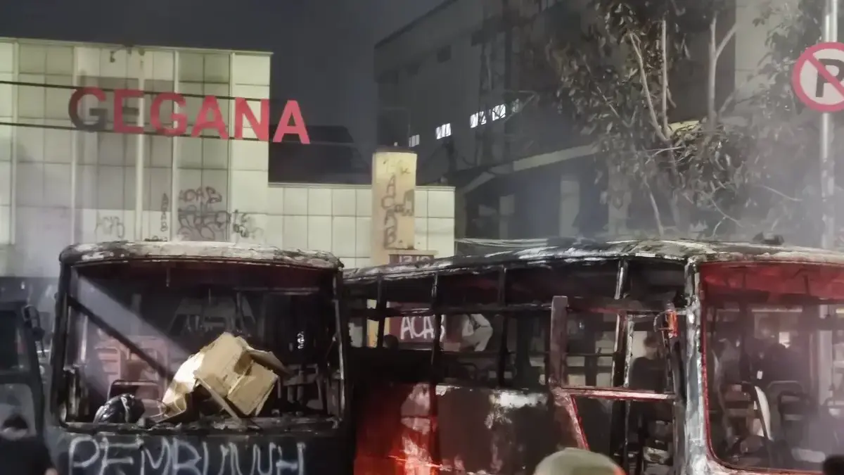 Sejumlah warga Kwitang masih mendatangi lokasi kericuhan di Mako Brimob Kwitang, Jakarta Pusat, Jumat (29/8/20