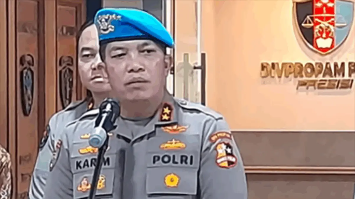 Kadiv Propam Polri Irjen Pol Abdul Karim dalam konferensi pers di RSCM Jakarta soal driver ojol dilindas ranti