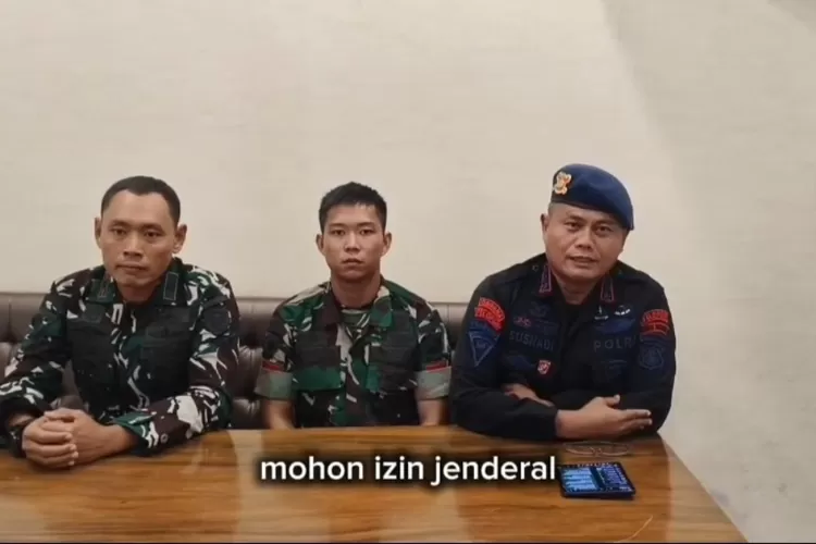 Komandan Satuan (Dansat) Brimob Polda Sumsel Kombes Pol Susnadi (kanan), Pratu Handika Novaldo dan Komandan Ba