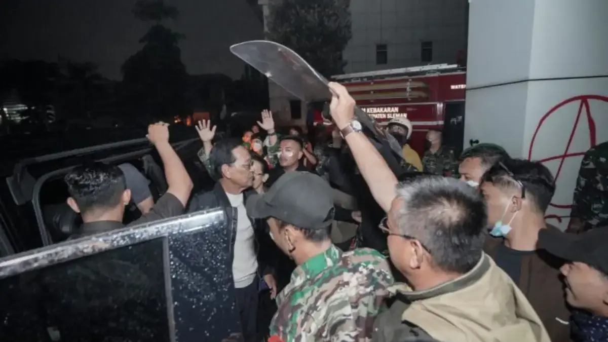 Gubernur Daerah Istimewa Yogyakarta (DIY) Sri Sultan Hamengku Buwono X mendatangi Markas Polda DIY, Jumat mala