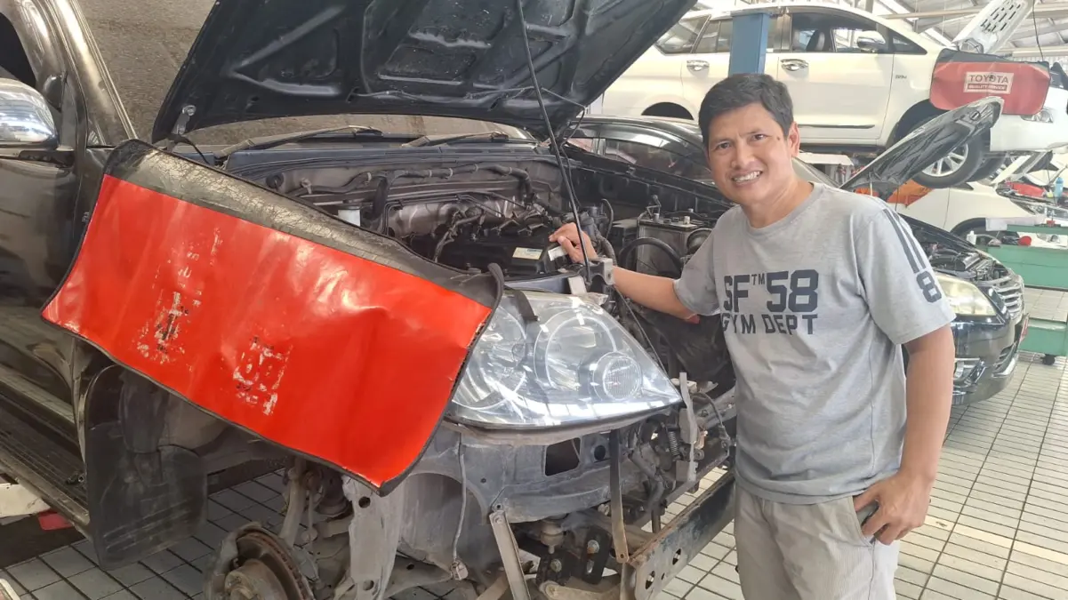 Johana, konsultan bengkel mobil