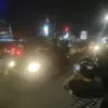 Pasukan Brimob pukul mundur massa hingga di perempatan lampu merah Gunung Sari Kota Cirebon