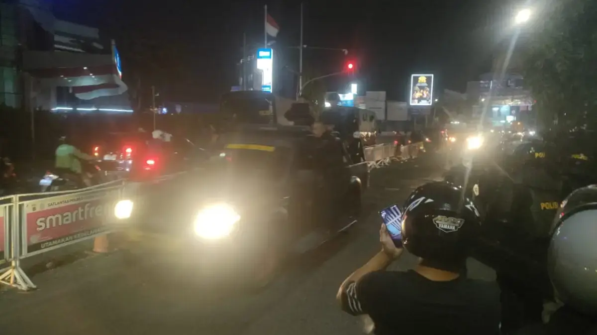 Pasukan Brimob pukul mundur massa hingga di perempatan lampu merah Gunung Sari Kota Cirebon