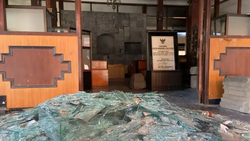 Kondisi Museum Bagawanta Bhari Kabupaten Kediri yang rusak akibat aksi massa pada Sabtu (30/8/2025) malam. (Fo