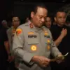 Kapolda Metro Jaya Irjen Pol Asep Edi Suheri (tengah) bersiap memberikan keterangan pers terkait tewasnya peng