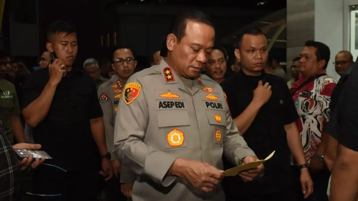 Kapolda Metro Jaya Irjen Pol Asep Edi Suheri (tengah) bersiap memberikan keterangan pers terkait tewasnya peng