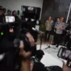 Kapolda Metro Jaya Irjen Pol Asep Edi Suheri (tengah) bersama Kadivpropam Polri Irjen Pol Abdul Karim (kanan)