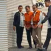 Plt Deputi Bidang Penindakan dan Eksekusi KPK, Asep Guntur Rahayu bersama Jubir KPK Budi Prasetyo saat jumpa p