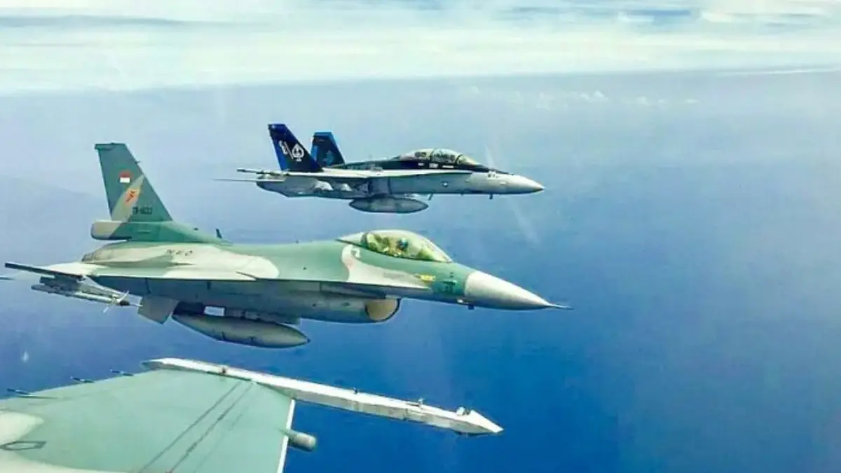 Ilustrasi pesawat tempur F-16 TNI AU mencegat pesawat asing yang masuk wilayah udara RI. (Puspen TNI)
